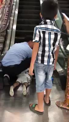 Video bé trai bị kẹt vào cầu thang cuốn tại siêu thị