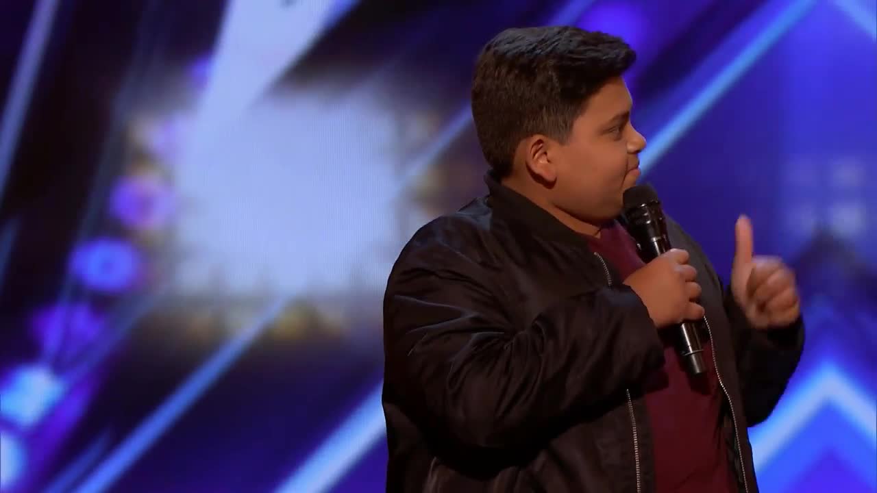 Cậu bé có giọng hát thiên thần nhận nút vàng của America's Got Talent