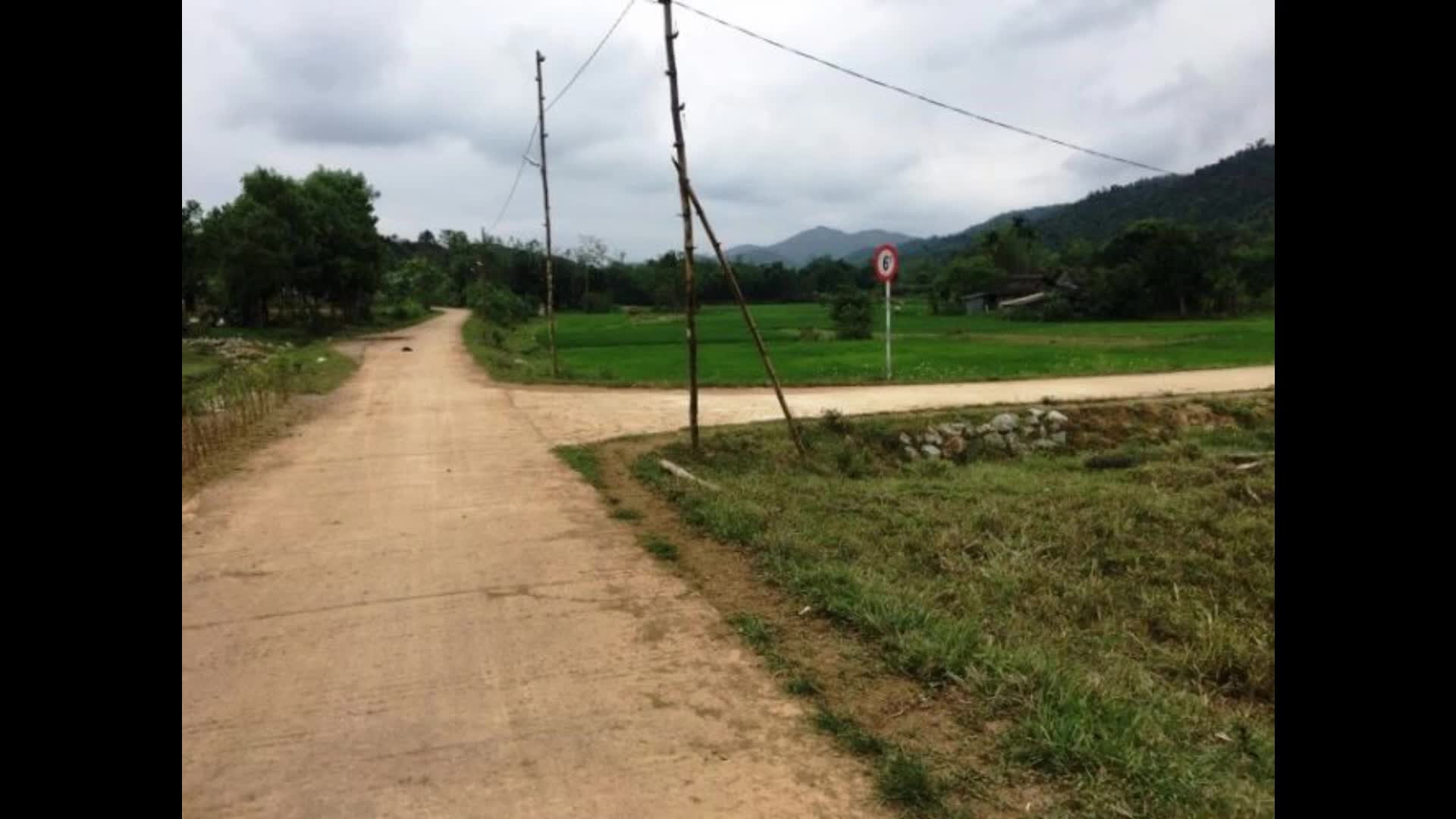 Cận cảnh con đường dài 130m dẫn về nhà ông chủ tịch xã được nối từ đường làng.