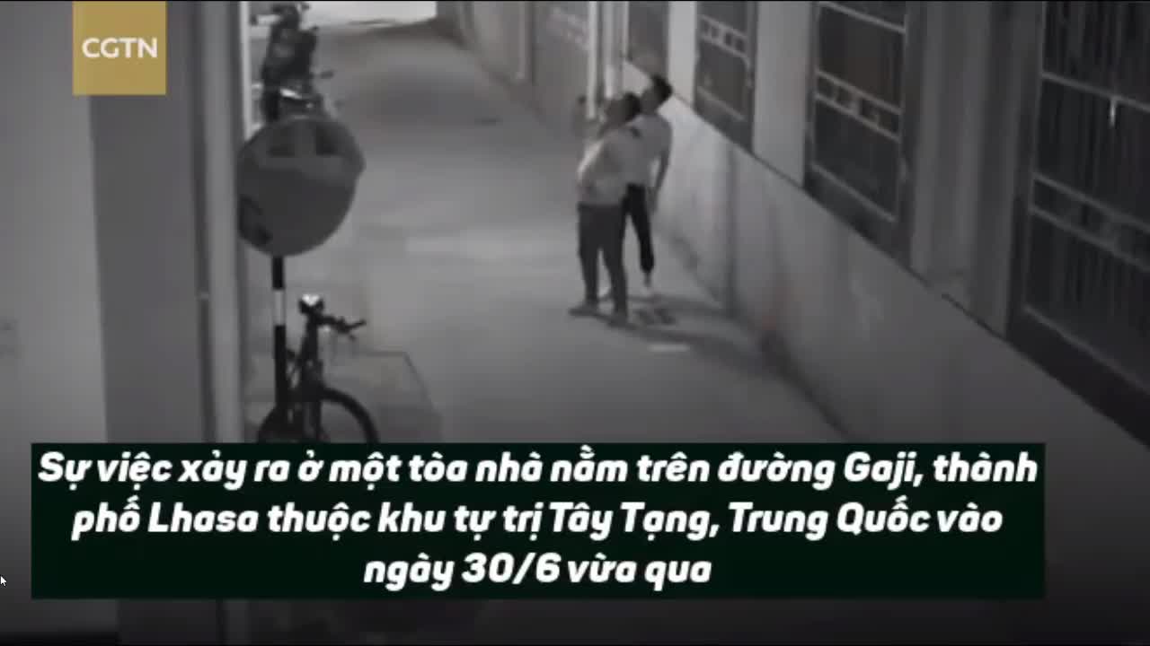 Cảnh sát dùng tay không đỡ cô gái nhảy lầu tự tử