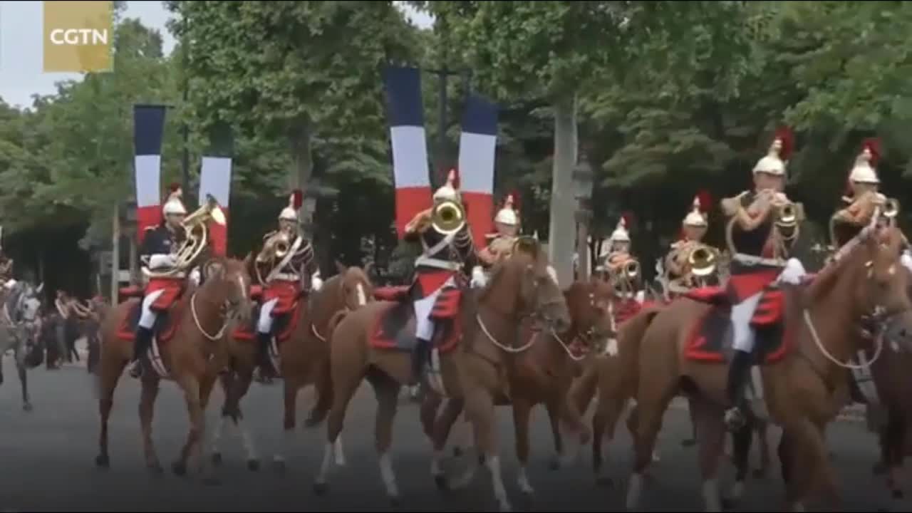 Người bay xuất hiện trong lễ diễu binh tại Pháp