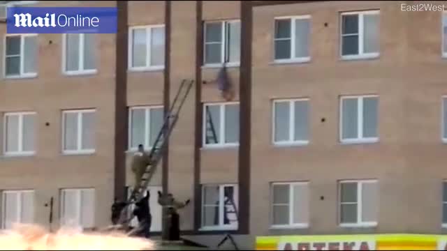 Giải cứu cụ bà Nga treo lủng lẳng ngoài cửa sổ tầng 4