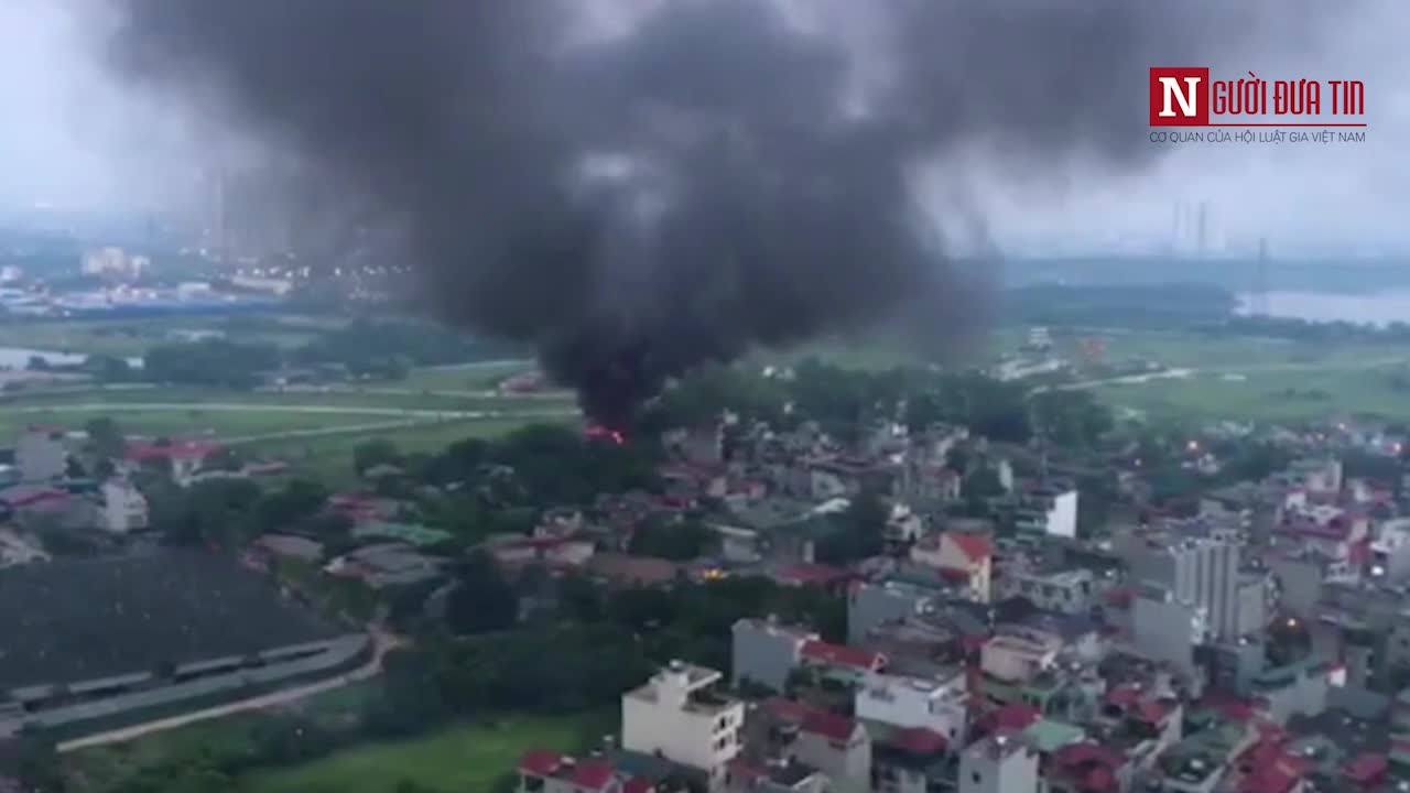 Cháy lớn thiêu rụi xưởng nhựa trong ngõ Tân Mai