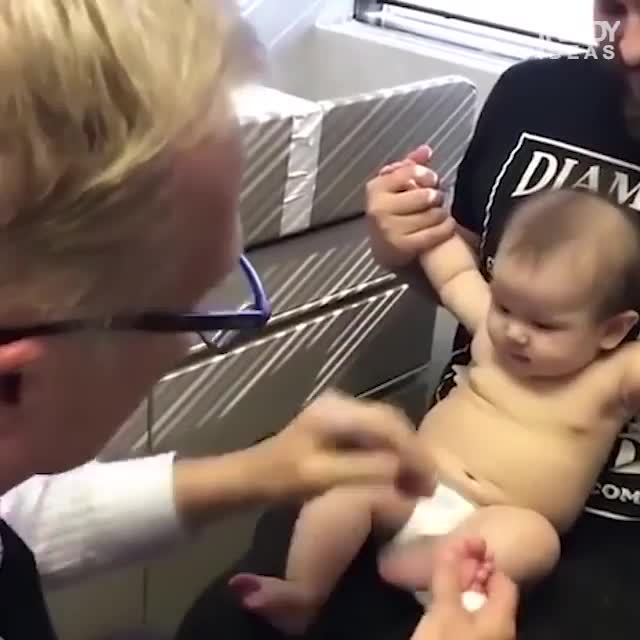 Em bé bị bác sĩ tiêm phòng lừa ngoạn mục khiến dân mạng thích thú