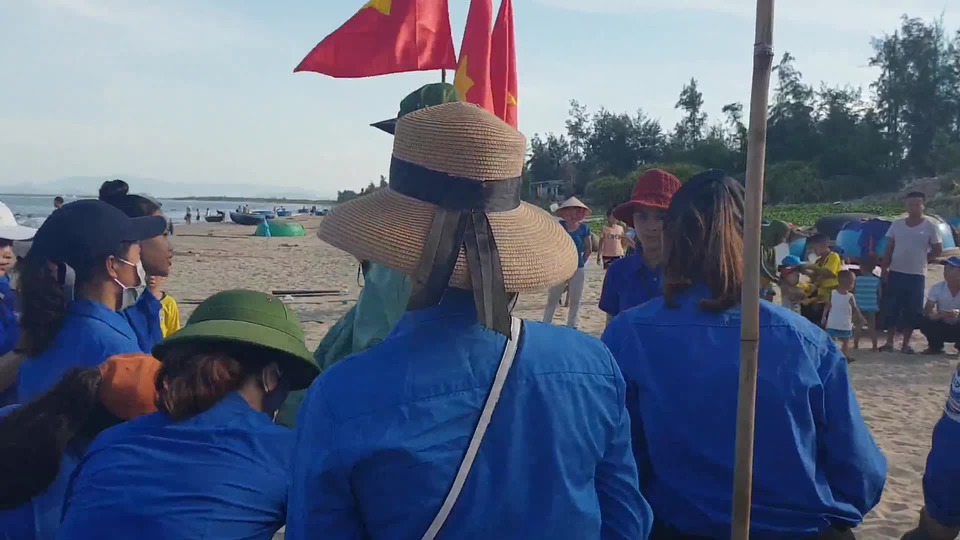 Hoa hậu Tiểu Vy chung tay cùng các đoàn viên nhặt rác làm sạch bãi biển