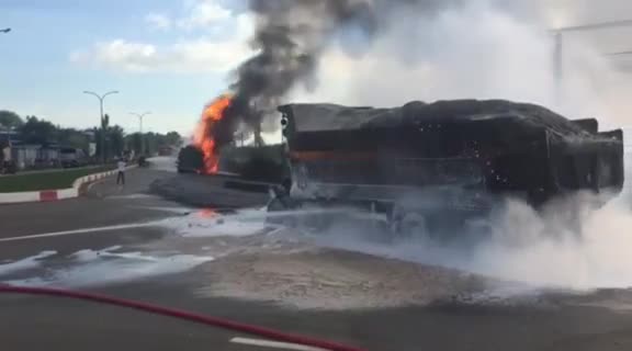 Xe tải va chạm xe bồn bốc cháy dữ dội
