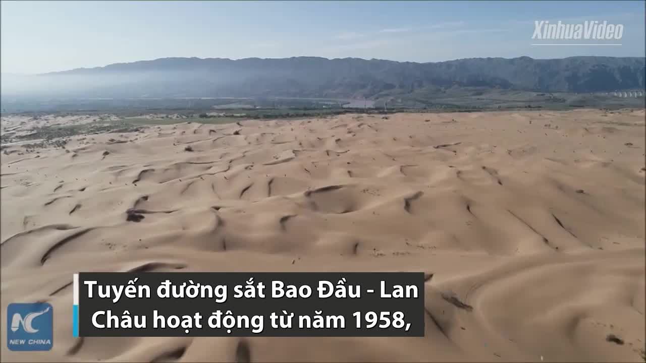 Cận cảnh tuyến đường sắt xuyên sa mạc dài gần 1.000km tại Trung Quốc