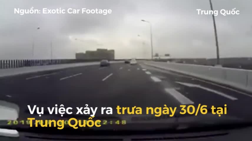Siêu xe Ferrari nát bét sau khi đâm vào rào chắn trên đường cao tốc