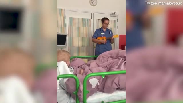 Soup sáng: Nữ y tá vừa đàn vừa hát cổ vũ tinh thần cậu bé đang chiến đấu với căn bệnh ung thư