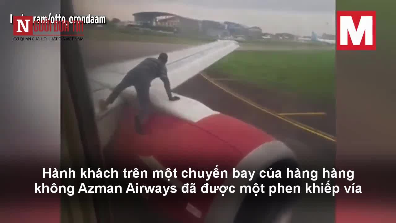 Người đàn ông nhảy lên động cơ máy bay trước khi cất cánh