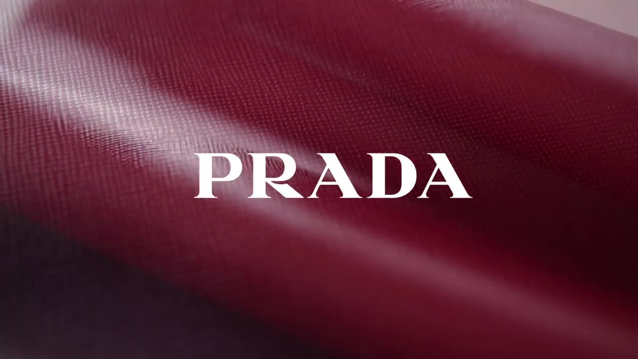 Quy trình tạo ra một chiếc túi huyền thoại Prada