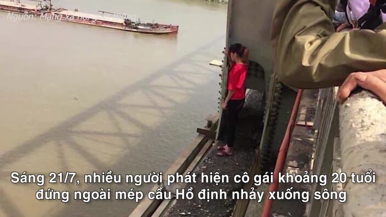 Clip: Người dân giải cứu kịp thời cô gái định nhảy cầu tự tử ở Bắc Ninh