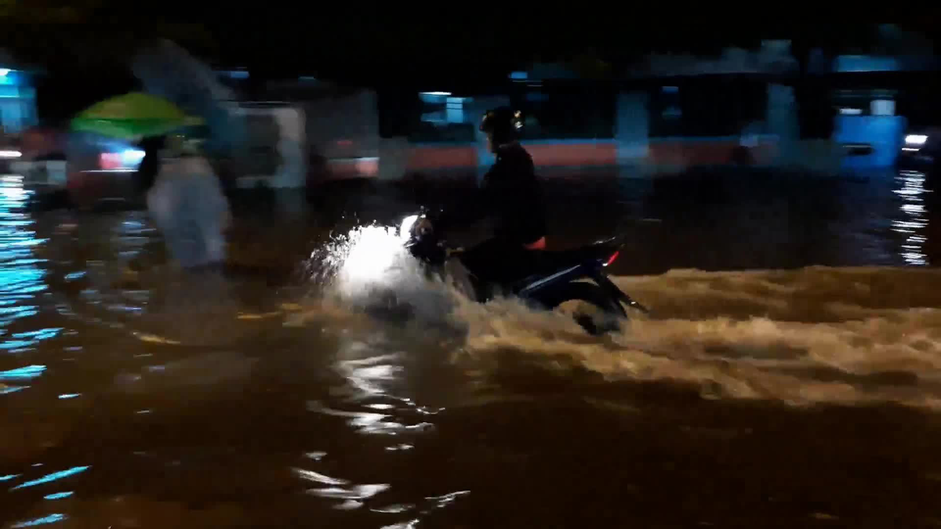 Ninh Thuận: “Thất thủ” sau cơn mưa lớn kéo dài hơn 30 phút