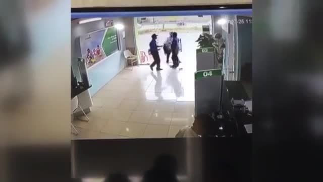 Clip: Kẻ bịt mặt dùng súng bắn bảo vệ, cướp ngân hàng Vietcombank ở Thanh Hóa