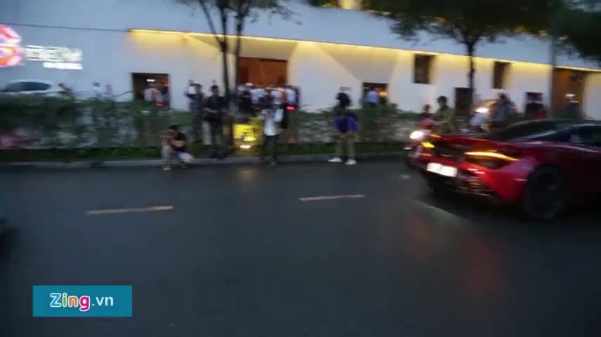 Dàn siêu xe gây náo loạn đường phố ở lễ cưới Cường Đô La - Thu Trang