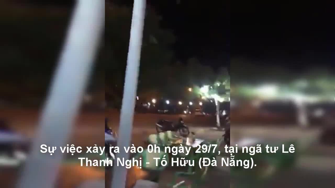 Clip: 'Xe điên' đại náo phố Đà Nẵng, đâm hàng loạt xe máy khiến người dân hú vía