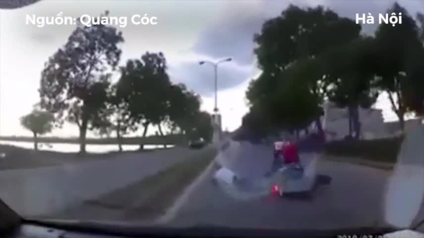 Thanh niên 'đốn ngã' người đi xe máy rồi văng sang làn đường ngược chiều