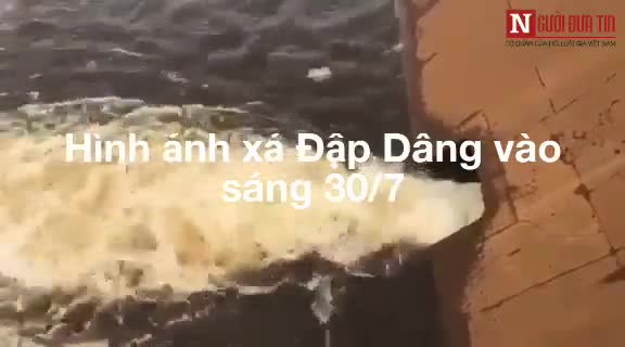Video xả kiệt Đập Dâng sông Ngàn Trươi nhuốm đỏ