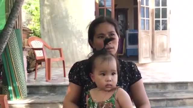 Video: Sau 26 ngày chờ đợi trong vô vọng, chị Nguyễn Thị Trang quyết định lập bàn thờ cho chồng