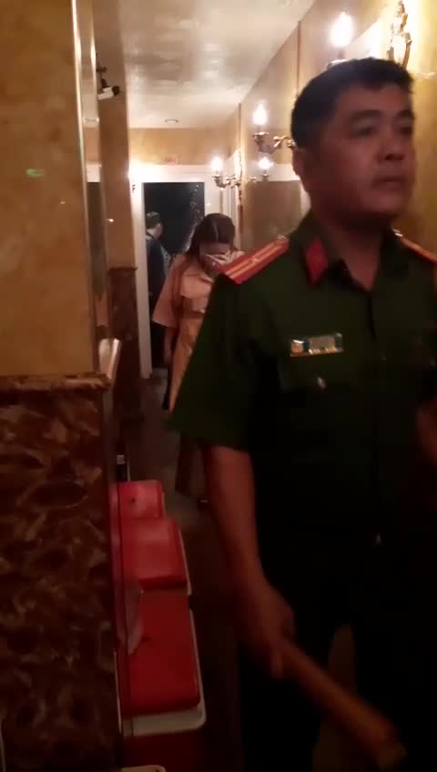 Clip: Đột kích nhà hàng ở Sài Gòn, phát hiện nhiều tiếp viên ăn mặc khiêu dâm phục vụ khách
