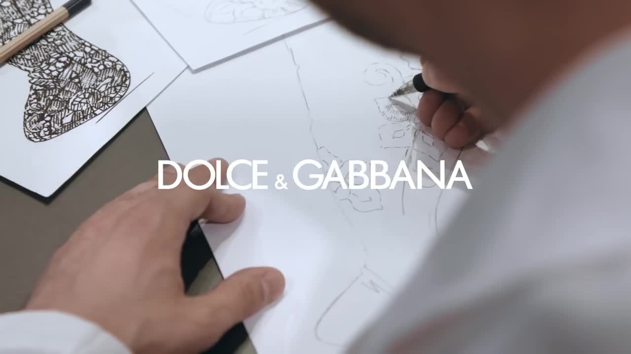 Chiêm ngưỡng quy trình làm ra một đôi giày cao cổ bằng ren của Dolce & Gabbana