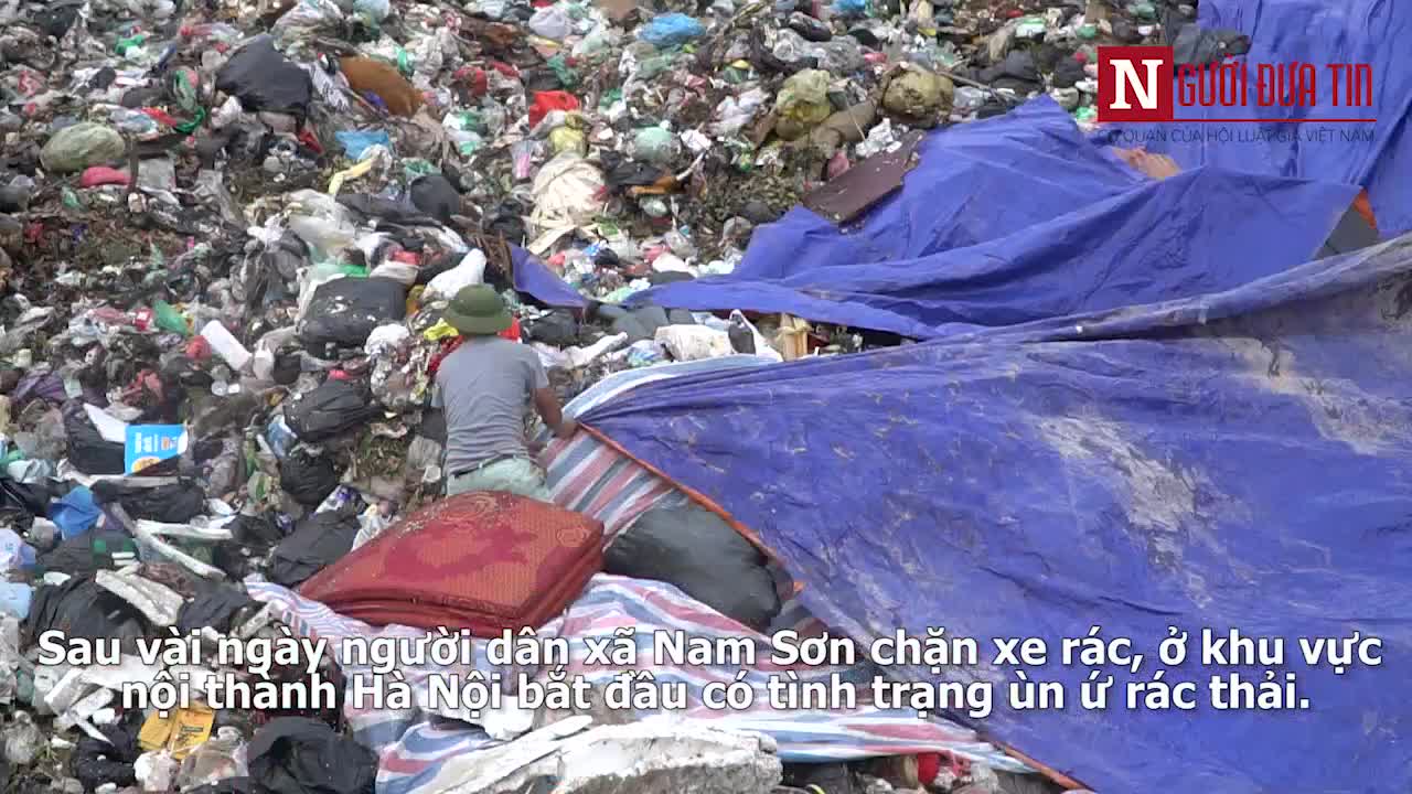 Hà Nội: Kinh hoàng núi rác đối diện viện Huyến học và Truyền máu trung ương