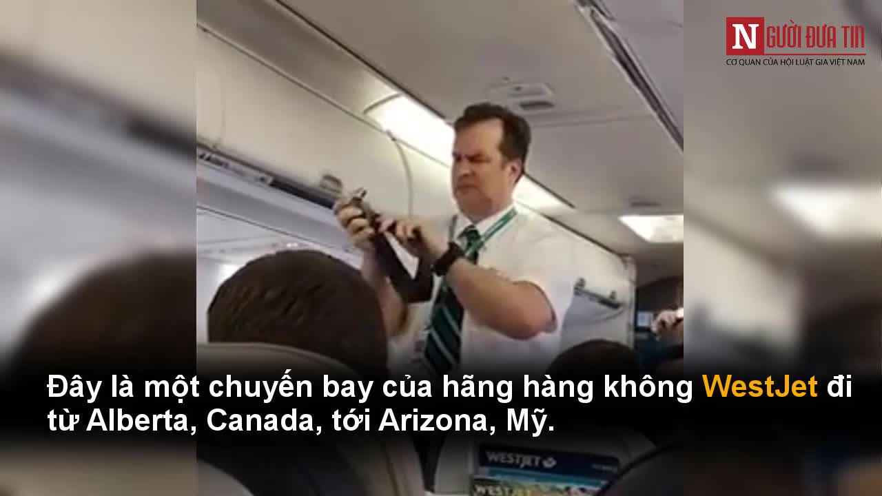 Tiếp viên hàng không hướng dẫn an toàn bay khiến hành khách “cười vỡ bụng”