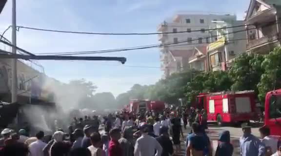 Cháy chợ ở TP Vinh, hàng trăm người cứu hàng