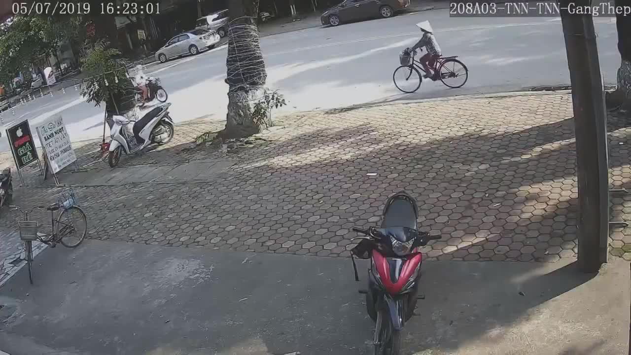 Kinh hoàng khoảnh khắc ô tô tông trúng hai người ở Thái Nguyên