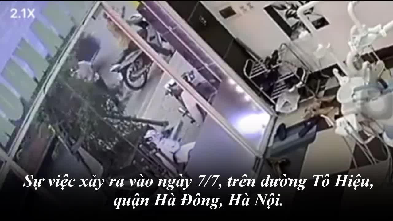 Màn bẻ khóa trộm xe táo tợn chỉ trong 5 giây ngay giữa phố Hà Nội