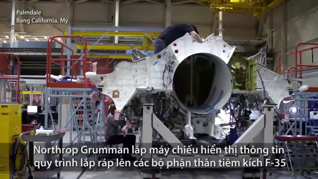 Video: Cận cảnh dây chuyền lắp thân tiêm kích F-35 bằng máy chiếu của Mỹ