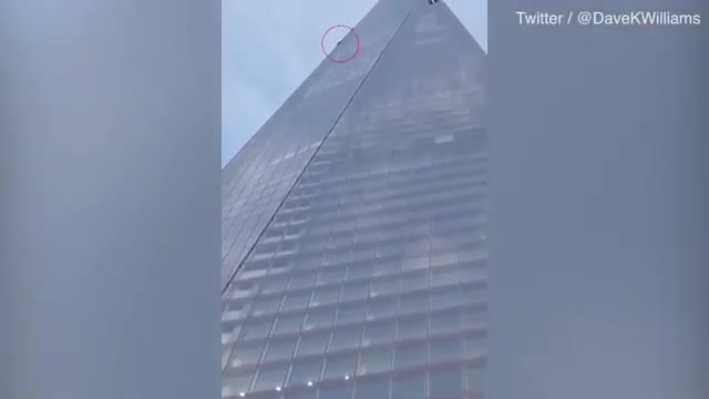 Thanh niên tay không trèo lên đỉnh tòa nhà cao nhất nhì châu Âu