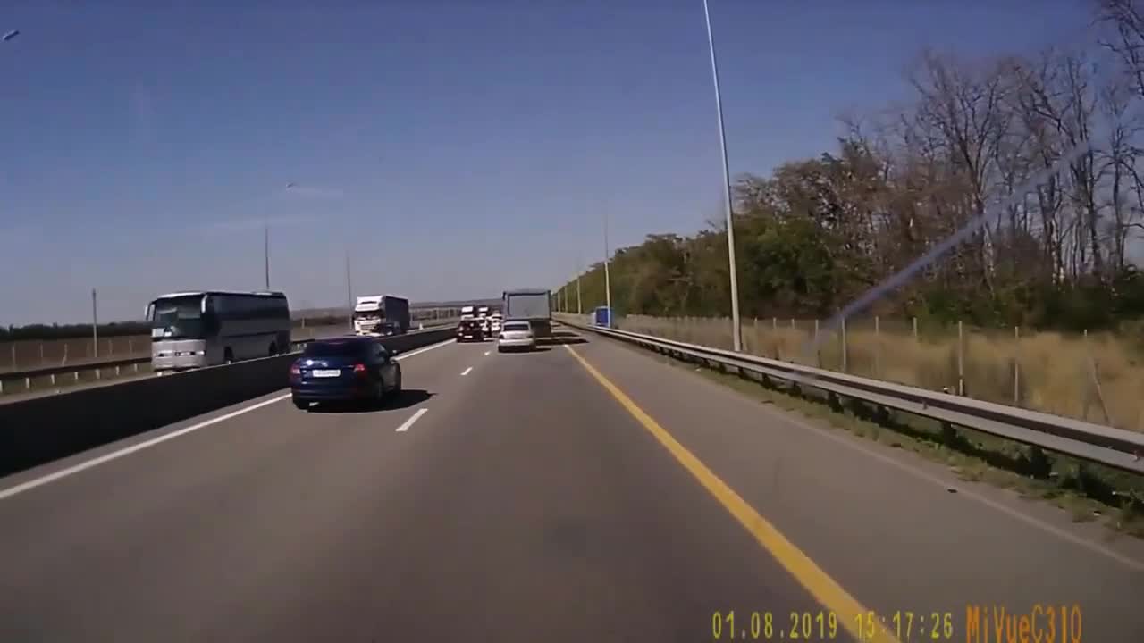 Clip: Ô tô nát tươm sau va chạm kinh hoàng trên đường cao tốc