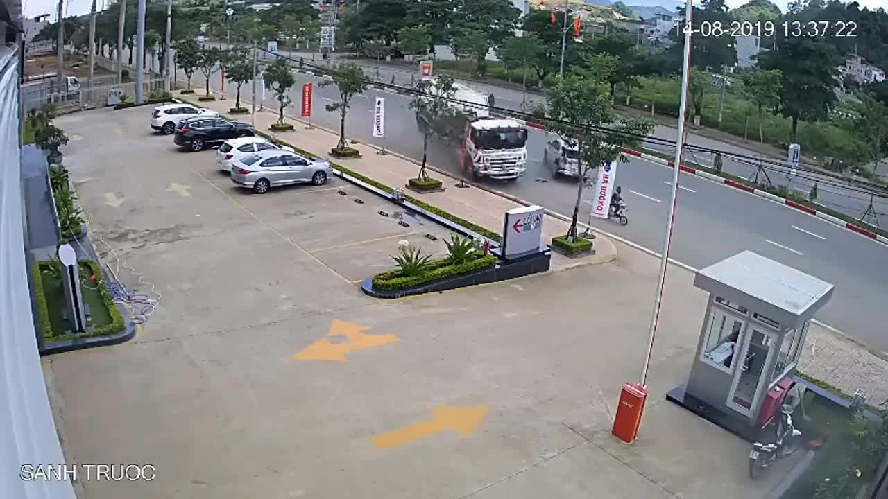 Clip: Xe bồn mất lái, tông văng ô tô rồi cuốn xe đạp điện vào gầm ở Sơn La