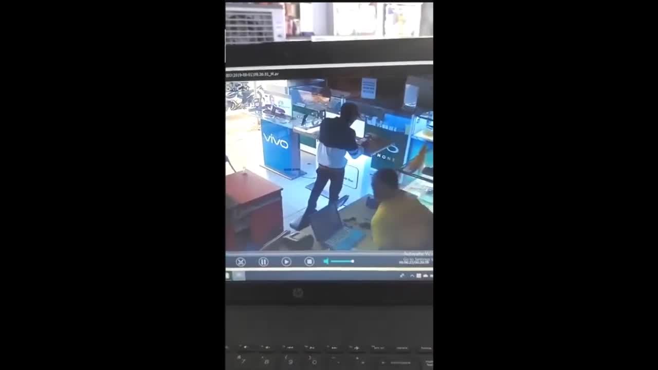 Clip: Đuổi theo tên trộm điện thoại, nữ nhân viên ngã sõng soài trước cửa hàng