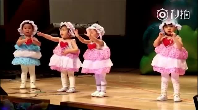 Bé gái đáng yêu vừa mếu máo vừa múa trên sân khấu