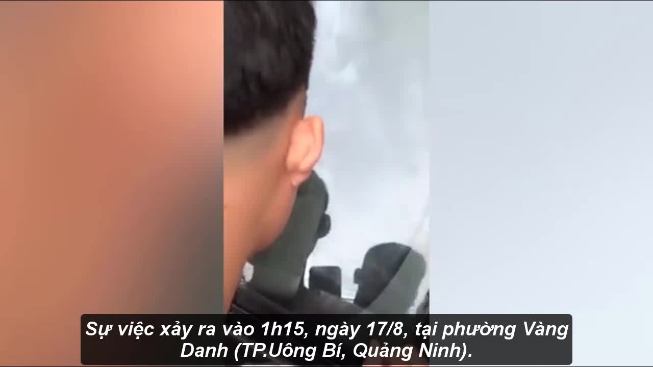 Clip: Người dân hợp sức giải cứu 2 cháu bé bị mắc kẹt trên ô tô ở Quảng Ninh