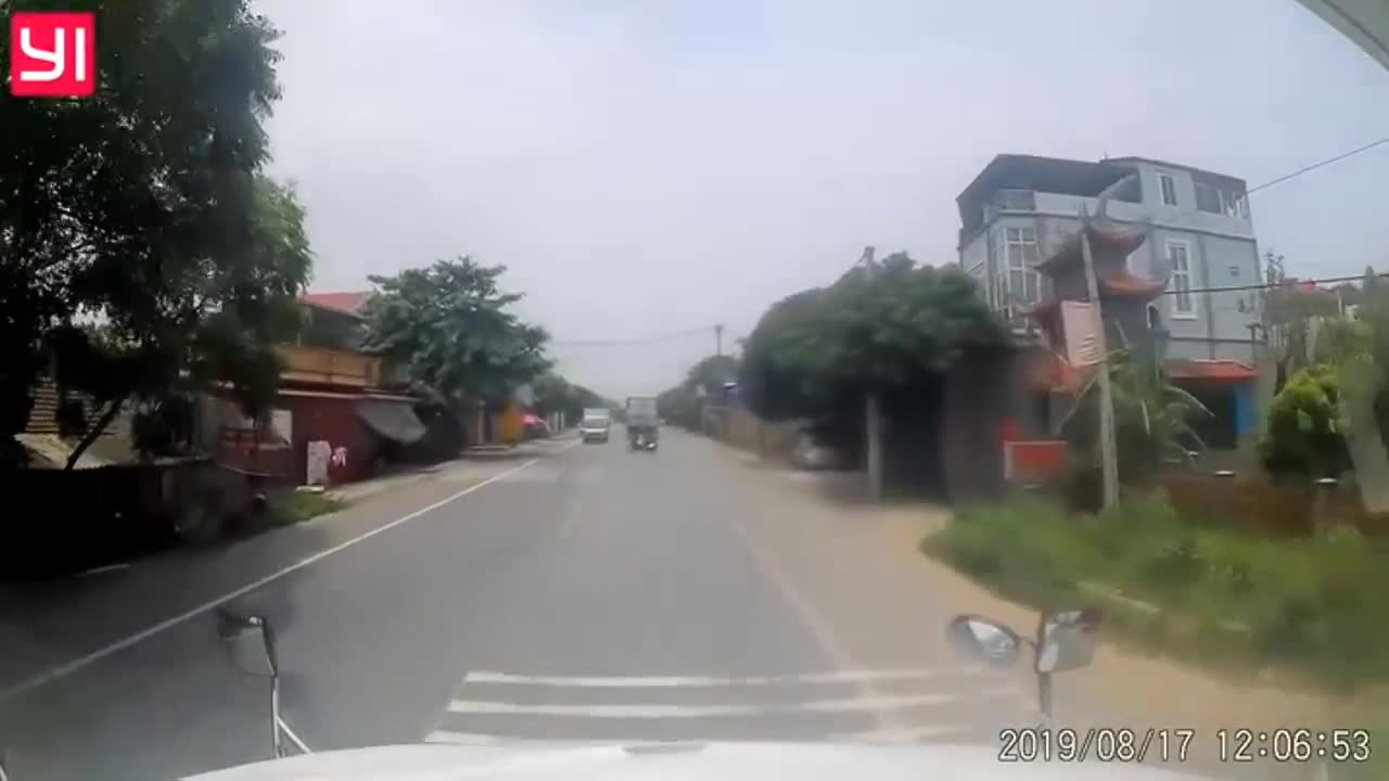 Sang đường bất cẩn, người đàn ông bị xe tải tông trực diện