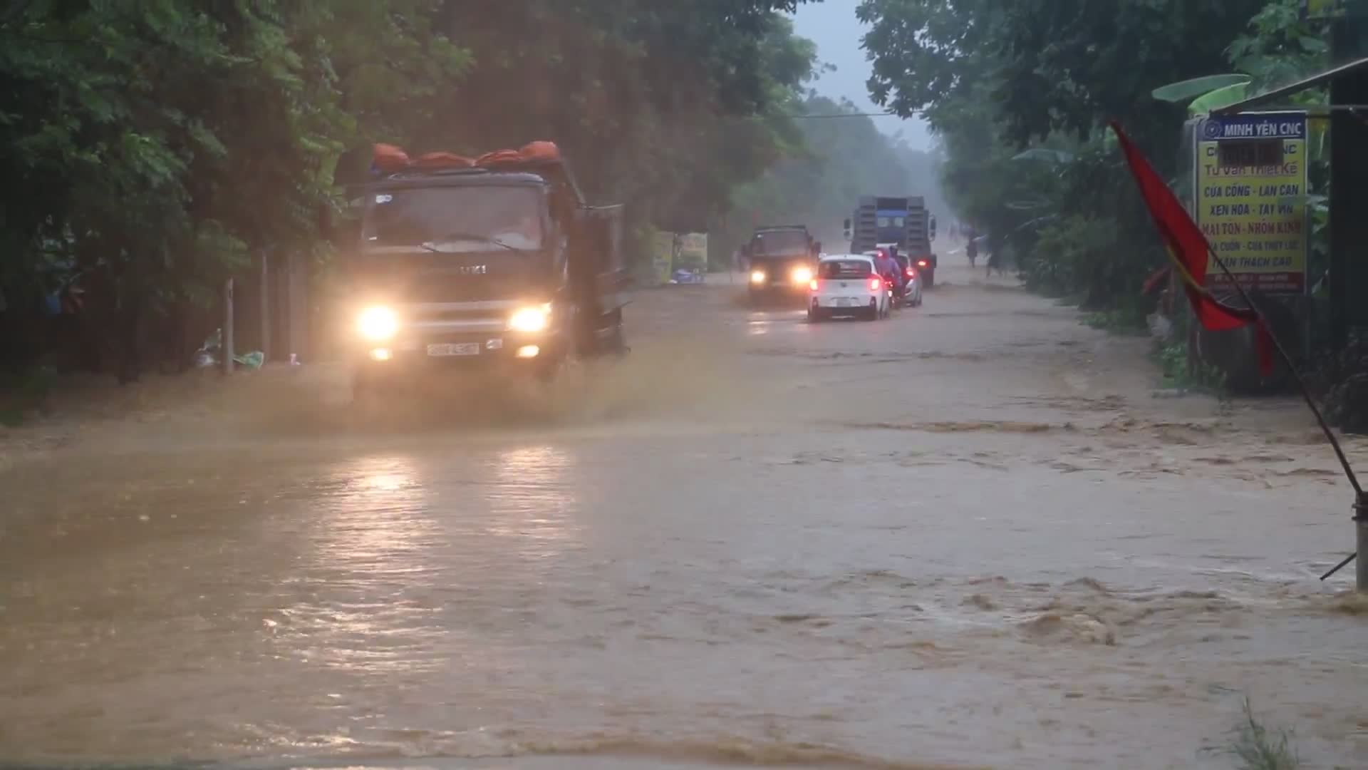 Clip: Mưa lớn khiến đường Hồ Chí Minh qua Thanh Hóa biến thành sông