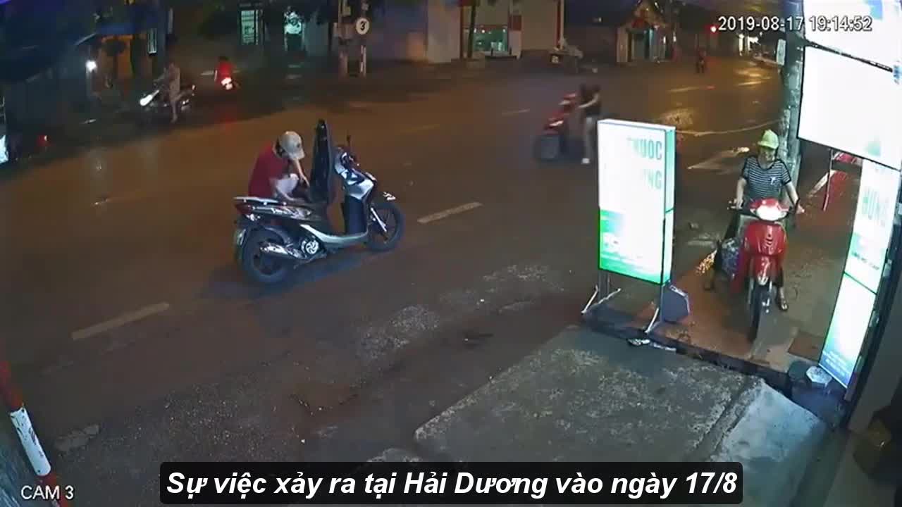 Clip: Dừng xe giữa đường mặc áo mưa, mẹ khiến con gái bị tông văng xuống đất