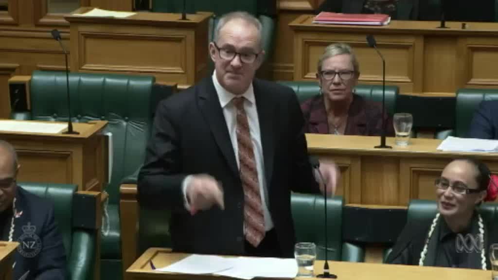 Clip: Chủ tịch Quốc hội New Zealand vừa làm chủ tọa vừa trông con cho nghị sĩ