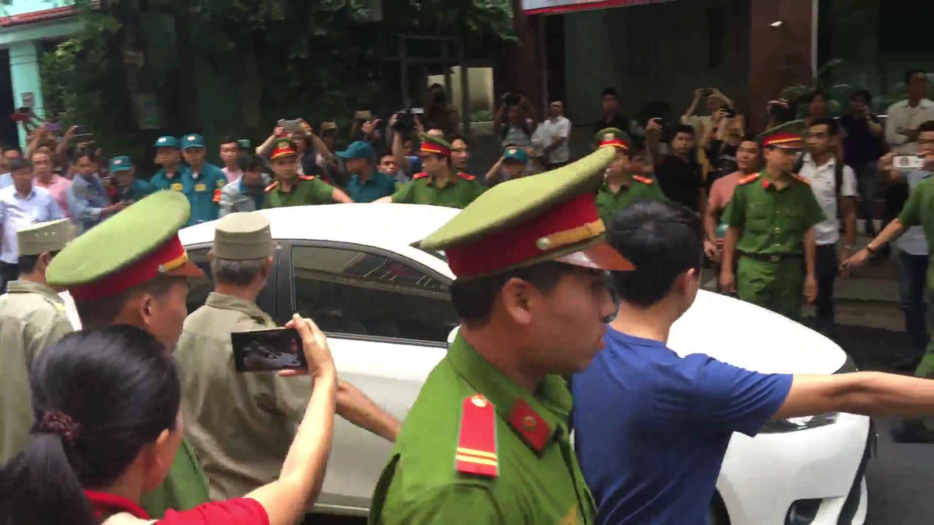 Chiếc xe chở bị cáo Nguyễn Hữu Linh vội vã rời tòa