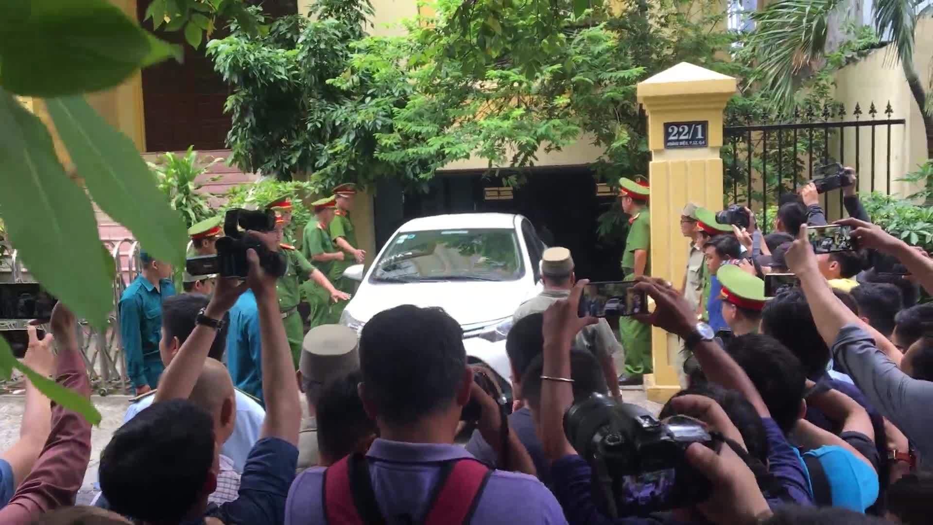 Xe chở bị cáo Nguyễn Hữu Linh được đặc cách vào tận hầm tòa án đón