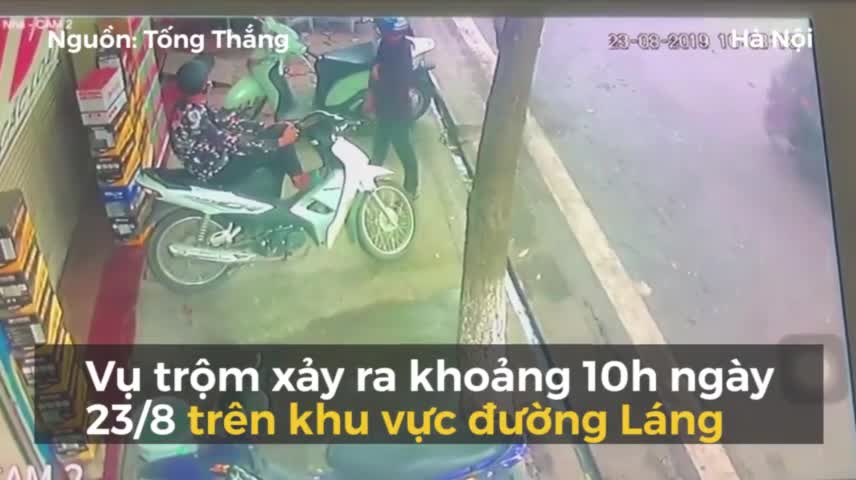 Thanh niên che chắn để đồng bọn bẻ khóa trộm SH giữa phố Hà Nội