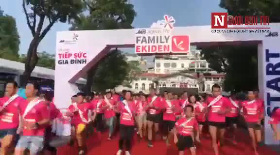 Hàng trăm gia đình trẻ tham gia giải chạy bán chuyên Family Ekiden tại Hà Nội