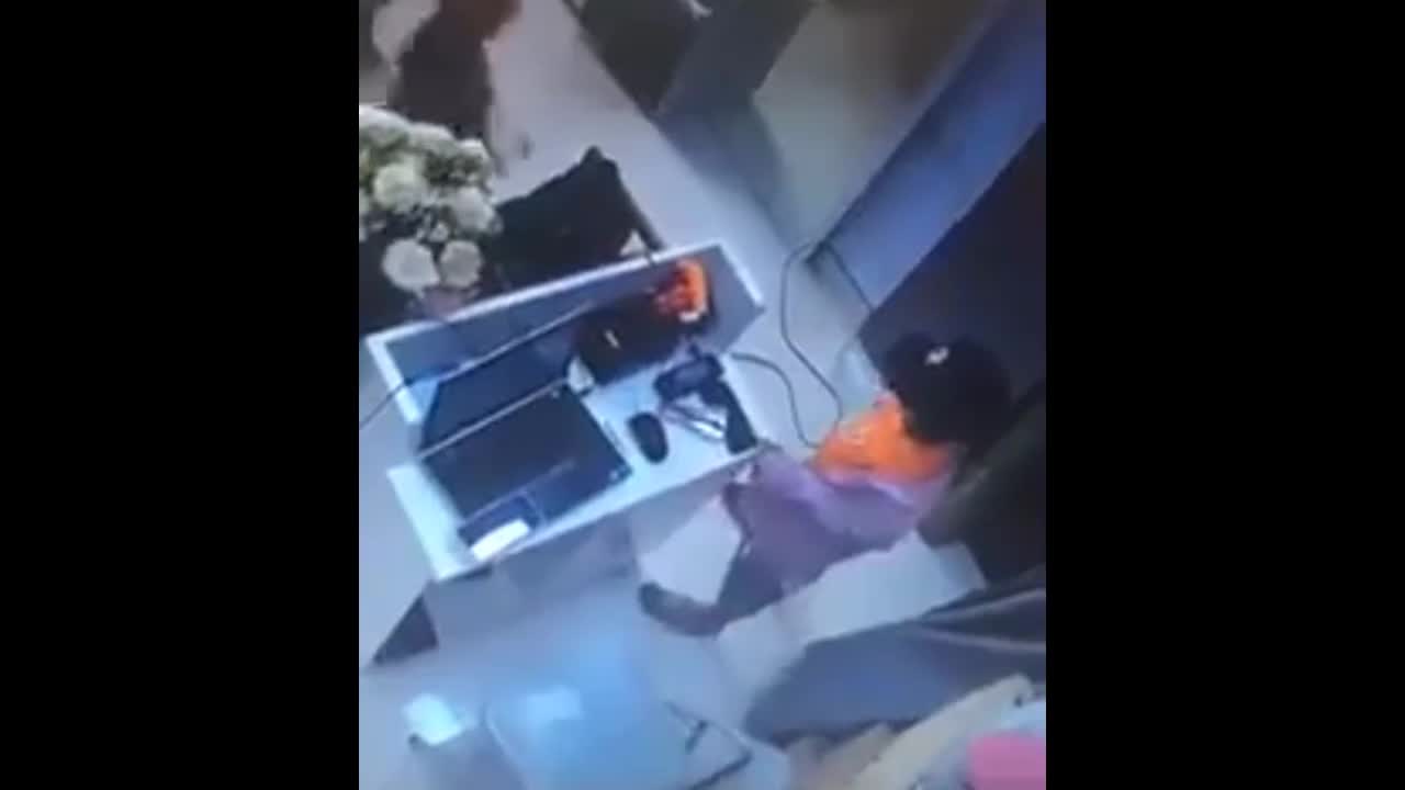 Mẹ dàn cảnh để con nhỏ trộm điện thoại trong cửa hàng quần áo