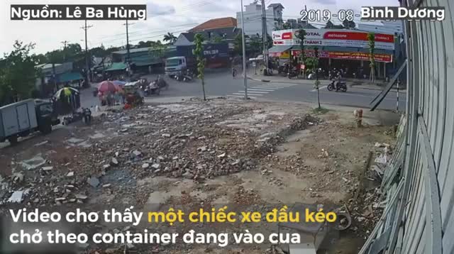 Thùng xe container rơi xuống đường, người đi xe máy bỏ chạy