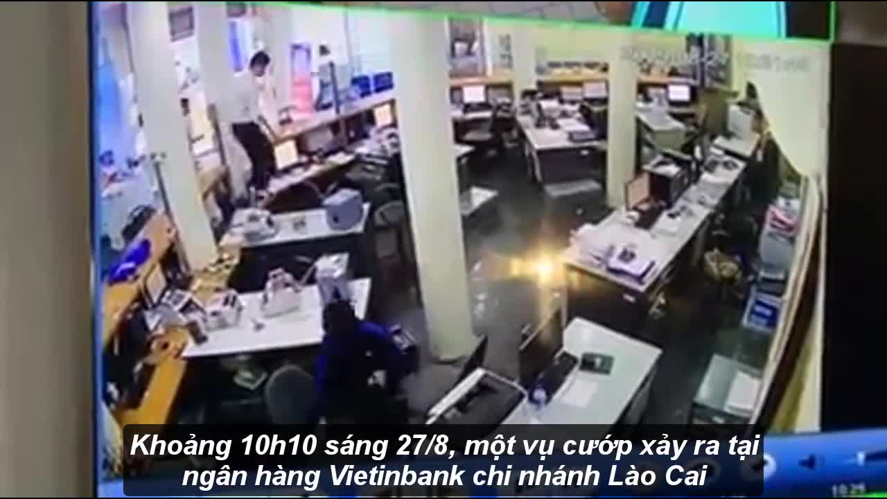 Clip: Thanh niên cầm dao khống chế nữ nhân viên ngân hàng cướp 7 triệu đồng ở Lào Cai