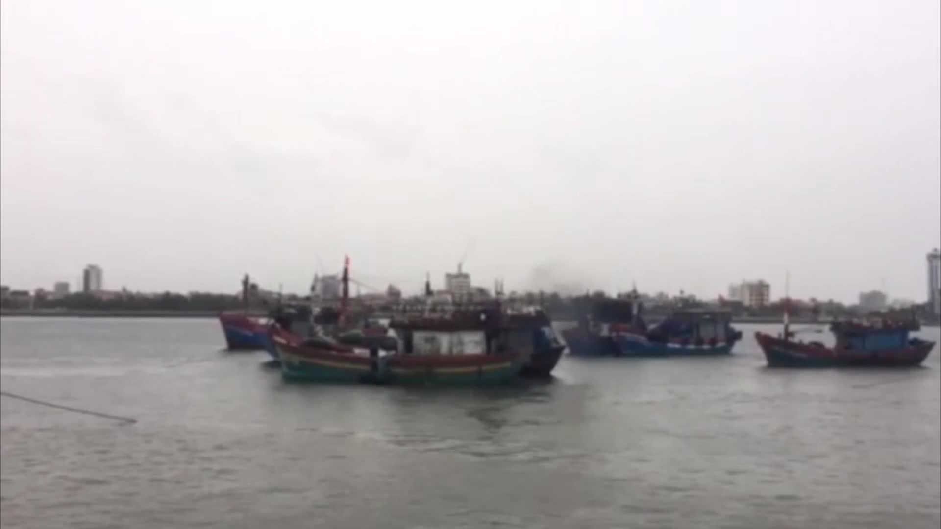 Video: Ngư dân Quảng Bình đưa tàu vào bờ tránh trú bão