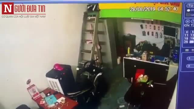 Clip: Trộm đột nhập khuân két sắt cửa hàng điện thoại ở Thanh Hóa